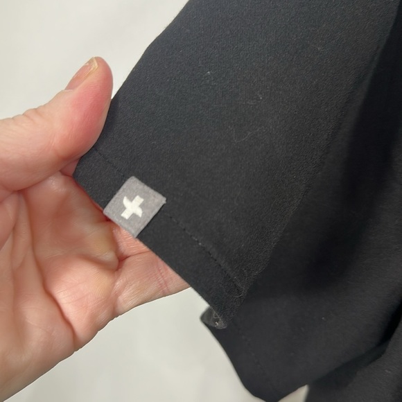 Figs Women’s Casma Black scrub top size large - Picture 5 of 8